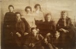 Семья Сергея Сергеевича Резанова. Справа налево: его братья и сестры - Николай, девушки - Ольга, Елизавета и Антонина. Сидят в центре - Сергей Владимирович Резанов его отец, Луиза Давыдовна Резанова (Раленбек) его мама. Ребенок - Виктор, на первом плане с гитарой Александр Резанов (мой прадедушка).