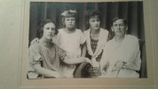 Семья Резановых
Мария-Валерия Ричардовна Резанова (дворянка, урожденная Зброжек – моя прабабушка), Виктория Александровна Резанова (моя бабушка), Маргарита Александровна Резанова, Александр Сергеевич Резанов (дворянин, мой прадедушка – брат Сергея Сергеевича Резанова).

Фотография сделана приблизительно в 1928 году
