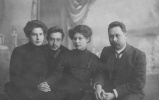 Слева направо: н/д, Смирнов Иван Иванович, н/д, Смирнов Александр (?) Иванович. Барнаул 1907-1909 гг.(?). Фотография из семейного архива Сергея Ростиславовича Смирнова. Примечание: н/д – нет данных