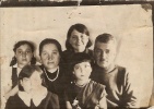 Томова Мария Ивановна с родителями и сестрами