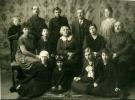 Вельц Вячеслав Иосифович слева в третьем ряду в очках. Справа его жена Ольга. 
Во втором ряду в центре его мама, далее сестра Елизавета и брат Дмитрий.
В первом ряду слева его дочь Тамара.