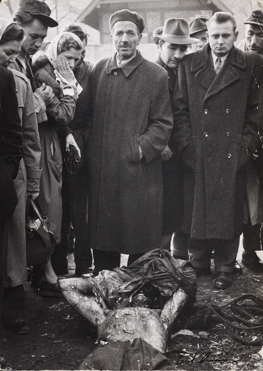 Венге́рское восста́ние 1956 года (23 октября — 9 ноября 1956) (в посткоммунистический период[3] Венгрии известно как Венге́рская револю́ция 1956 года, в советских источниках как Венге́рский контрреволюционный мяте́ж 1956 года) — вооружённое восстание против просоветского режима народной республики в Венгрии в октябре — ноябре 1956 года, подавленное советскими войсками.