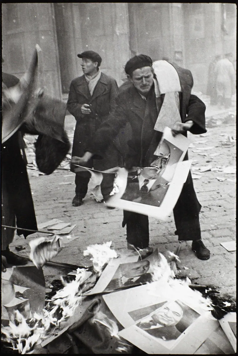 Венге́рское восста́ние 1956 года (23 октября — 9 ноября 1956) (в посткоммунистический период[3] Венгрии известно как Венге́рская револю́ция 1956 года, в советских источниках как Венге́рский контрреволюционный мяте́ж 1956 года) — вооружённое восстание против просоветского режима народной республики в Венгрии в октябре — ноябре 1956 года, подавленное советскими войсками.