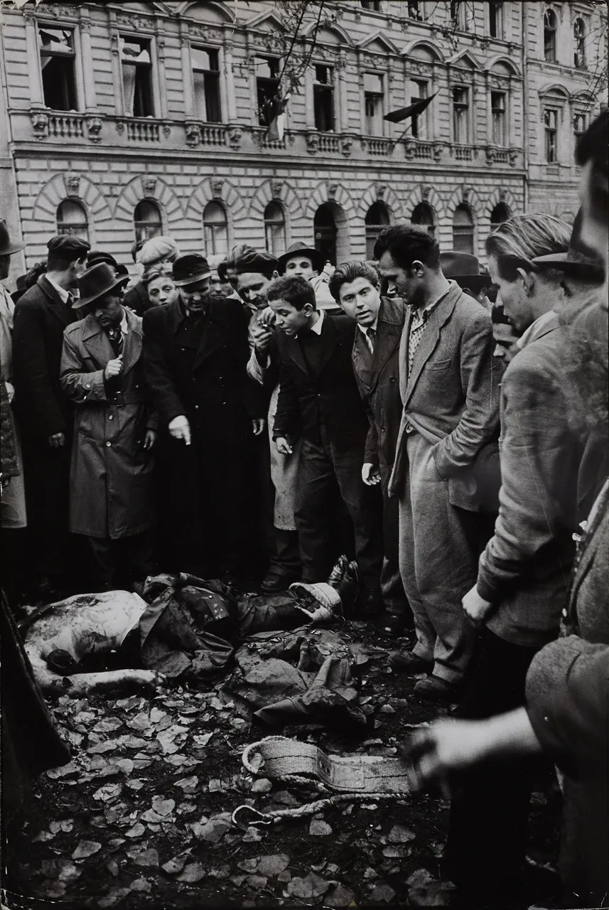 Венге́рское восста́ние 1956 года (23 октября — 9 ноября 1956) (в посткоммунистический период[3] Венгрии известно как Венге́рская револю́ция 1956 года, в советских источниках как Венге́рский контрреволюционный мяте́ж 1956 года) — вооружённое восстание против просоветского режима народной республики в Венгрии в октябре — ноябре 1956 года, подавленное советскими войсками.