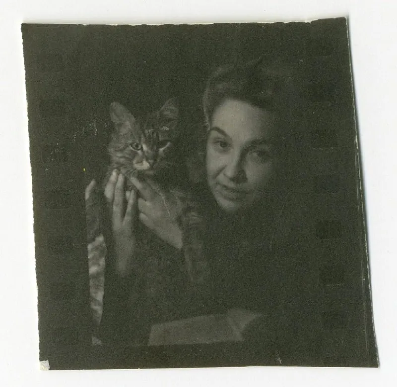 Елена Маркова (урожд. Иванова) у себя дома с любимым котом "Васиком". После освобождения из заключения можно было общаться с животными.