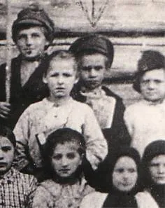 Павлик Морозов (в центре, в фуражке) с одноклассниками, слева — его двоюродный брат Данила Морозов, 1930 г.