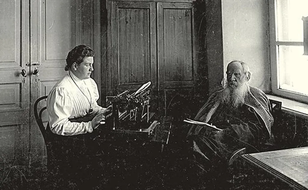 Александра Львовна и Лев Николаевич Толстые за работой. Ясная Поляна, 1909 год. Фото Владимира Григорьевича Черткова.