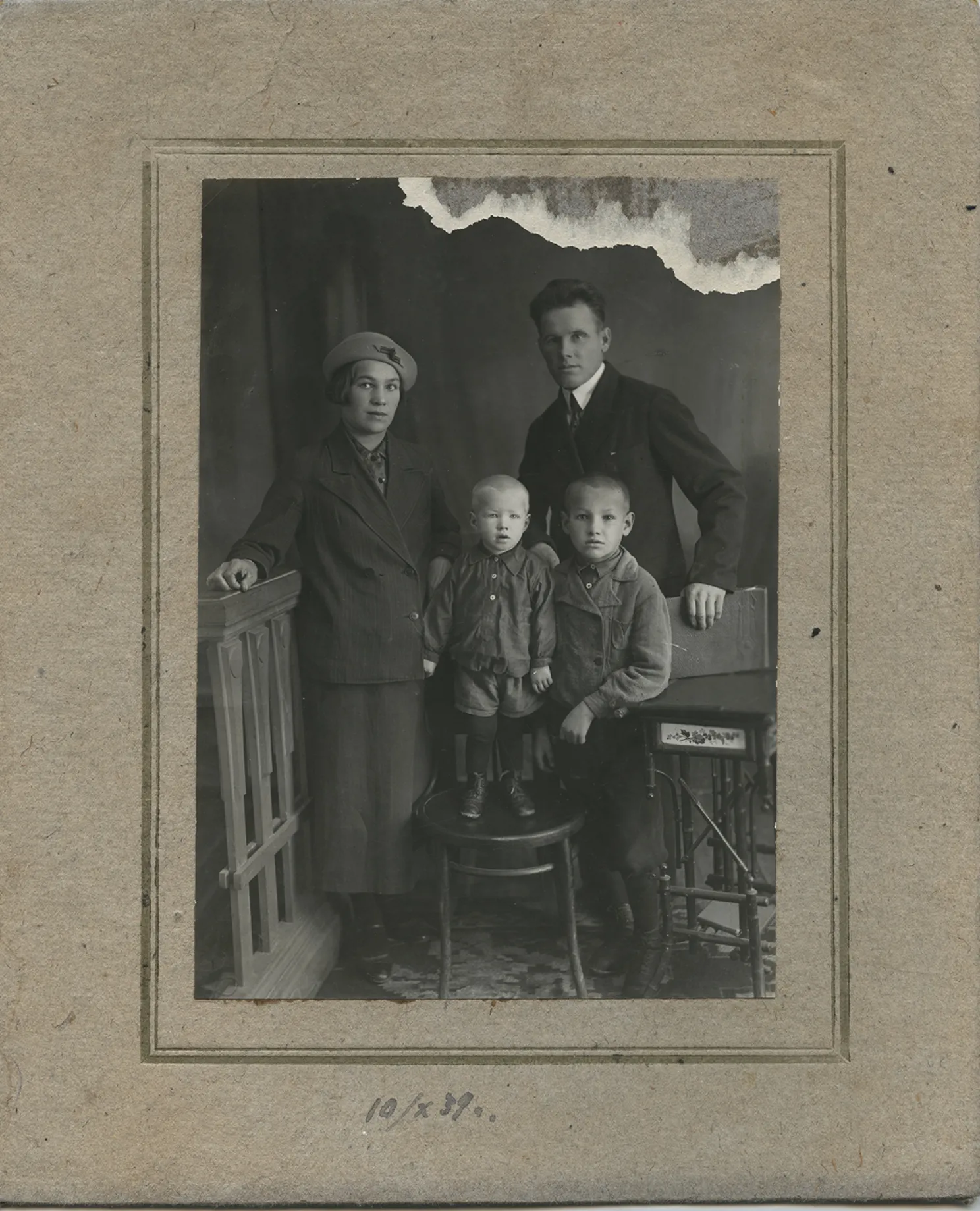 Борис Николаевич Ельцин с родителями и братом. Детство. 1939 год