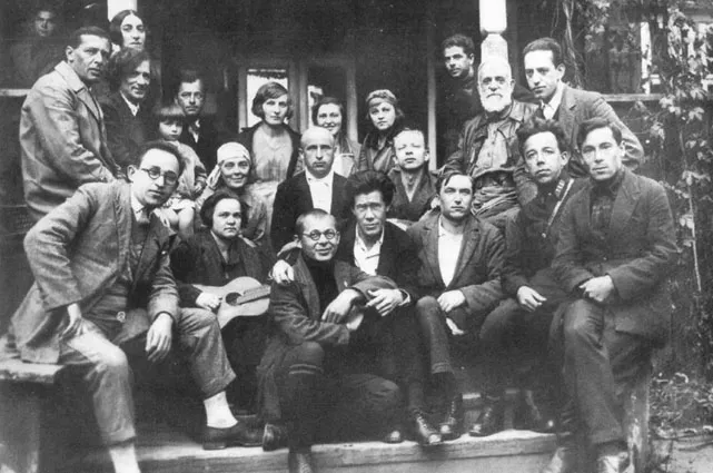 Сарвар и Кави познакомились в 1920-х на литературном вечере в Казани. Оба были почти ровесниками века – Сарвар родилась 5 апреля, а Кави 15 декабря 1901 года.  Кави уже в 12 лет начал писать стихи. Сарвар ещё в детстве перевела на татарский язык сказку «Мальчик-с-пальчик». Кроме русского и татарского в совершенстве знала казахский, башкирский, арабский и немецкий.  Как и многие в те годы, они мечтали о независимости и предпочли гражданский брак. В 1927 г. на свет появился сын Тансык. Нежметдиновы жили скромно, богатства, кроме книг, не нажили. Сарвар переводила на татарский Катаева, Горького, Толстого, Пушкина, Дефо, Свифта. Кави одну за другой публиковал свои книги, его называли одним из самых популярных татарских писателей.  В 1930-х семья получила квартиру в доме № 19 по ул. Международной (ныне ул. К. Наджми), которая скоро превратилась в «писательский клуб» - здесь бывали их друзья Хасан Туфан, Фатых Карим и другие известные татарские поэты и писатели. Вскоре Наджми стал одним из самых молодых председателей Союза писателей ТАССР, нажив завистников.