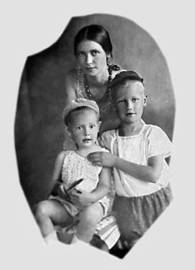 Заболоцкая Екатерина Васильевна (урожд. Клыкова,1906 г.р.), сын Никита (1932 г.р.) и дочь Наташа (1937 г.р.). Фото 1939 года. Заболоцкий Николай Алексеевич
