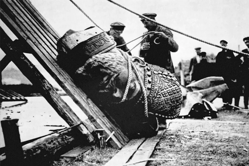 Снос памятника Александру III летом 1918 года во исполнение декрета «О снятии памятников, воздвигнутых в честь царей и их слуг, и выработке проектов памятников Российской Социалистической революции»: «В ознаменование великого переворота, преобразившего Россию, Совет Народных Комиссаров постановляет: Памятники, воздвигнутые в честь царей и их слуг и не представляющие интереса ни с исторической, ни с художественной стороны, подлежат снятию с площадей и улиц и частью перенесению в склады, частью использованию утилитарного характера…» На оставшемся постаменте планировалось воздвигнуть памятник «Освобожденному труду», однако этот проект так и не был осуществлен