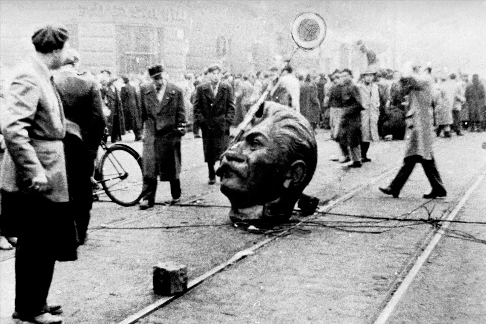 Еще в советское время после развенчания культа личности стали сносить памятники Сталину. На постаменты некоторых из них водрузили Ленина. Так произошло в Волгограде, Сочи, Донецке, Херсоне. На фото — снос памятника Сталину в Будапеште во время Венгерского восстания 1956 года