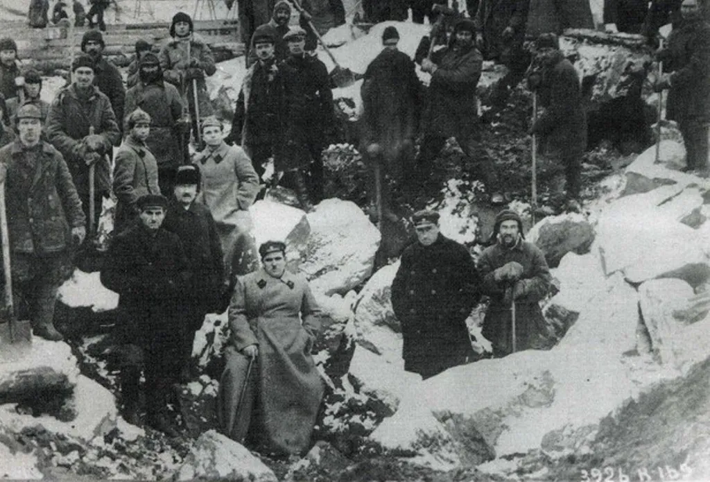 Беломорско-Балтийский канал, Беломорканал, ББК, до 1961 г. — Беломорско-Балтийский канал имени Сталина) — канал, соединяющий Белое море с Онежским озером