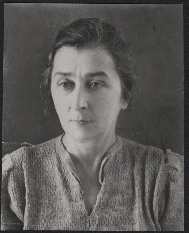Ева Павловна Левина-Розенгольц (1898-1975) – российская художница, график. Была медсестрой в госпитале Первой мировой войны. Училась во ВХУТЕМАСе (в мастерской Р. Фалька). Была арестована в 1949 г. в связи с делом её брата, наркома внешней торговли Аркадия Розенгольца.