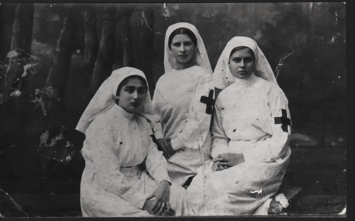 Е.П. Розенгольц в госпитале. Витебск. Ок. 1915. Ева Павловна Левина-Розенгольц (1898-1975) – российская художница, график. Была медсестрой в госпитале Первой мировой войны.
