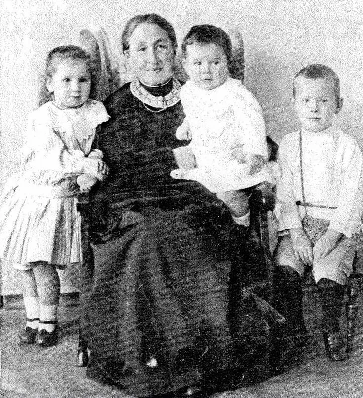 Елизавета Григорьевна Мамонтова с внуками, детьми Верочки - Елизаветой, Сергеем, Юрием.