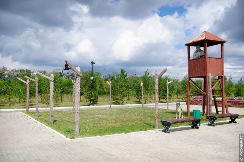 Инсталляция охранной вышки лагеря АЛЖИРа