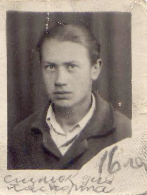 1947 год, 16 лет. За год до ареста Евгений Ухналев