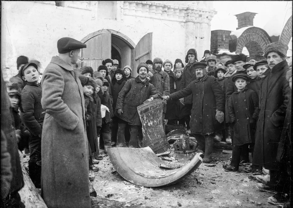 Сбрасывание колоколов с колокольни Староторжского монастыря, 1930 год