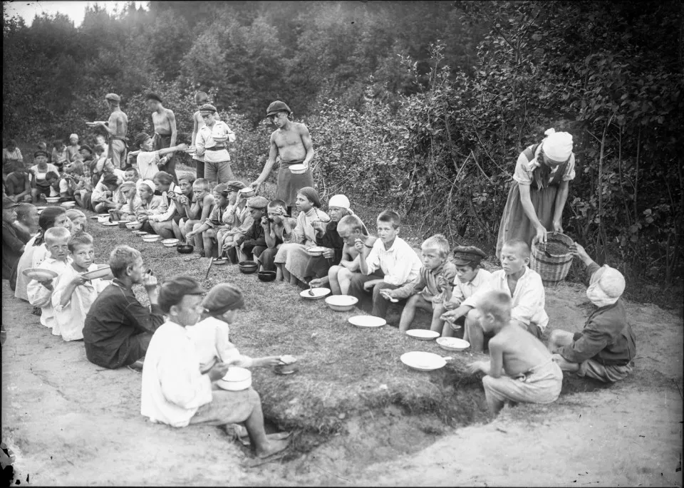 Обед в летнем пионерском лагере, 1923 год