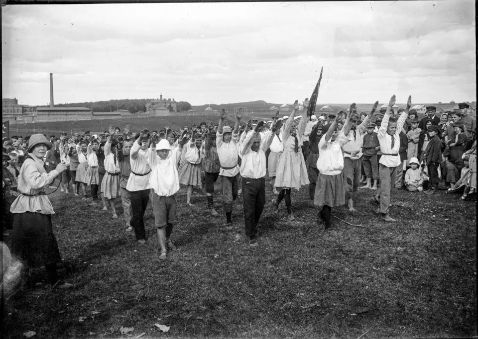Пионеры выполняют упражнения, 1925 год