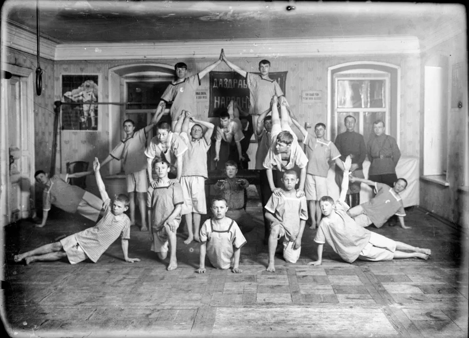 Пирамида на фоне плаката «За нашу народную власть», 1927 год. Запечатлены пионеры и их руководители.