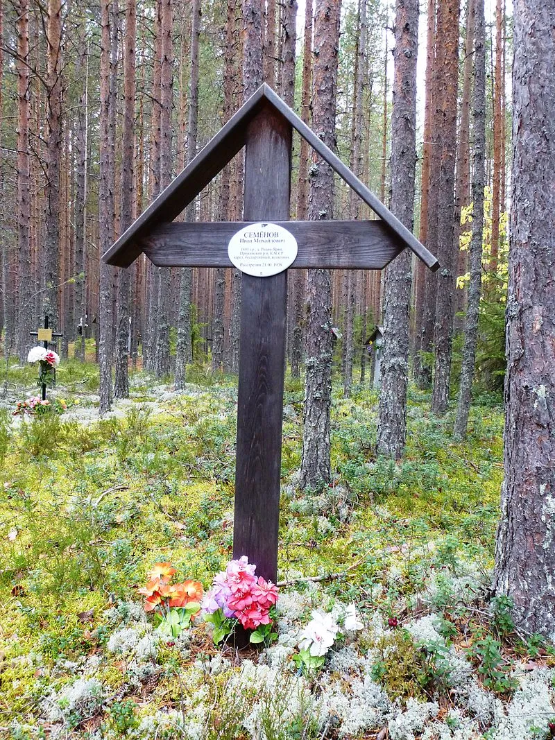 A memorial sign at the site of mass executions in the Sandarmokh clearing near the city of Medvezhyegorsk, Republic of Karelia.