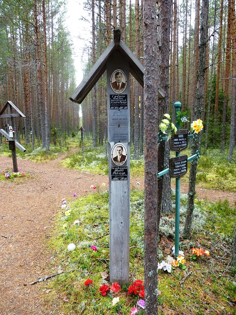 Das Denkmal an der Stelle der Massenexekutionen im Gebiet Sandarmokh nahe der Stadt Medvezhyegorsk, Republik Karelien.