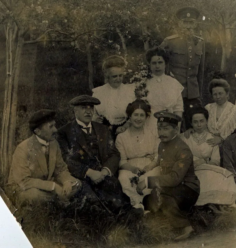 На фото 1912 года АА Стратонитский в кругу семьи своей жены АЕ Стратонитской (урожд. Лозинская). 
