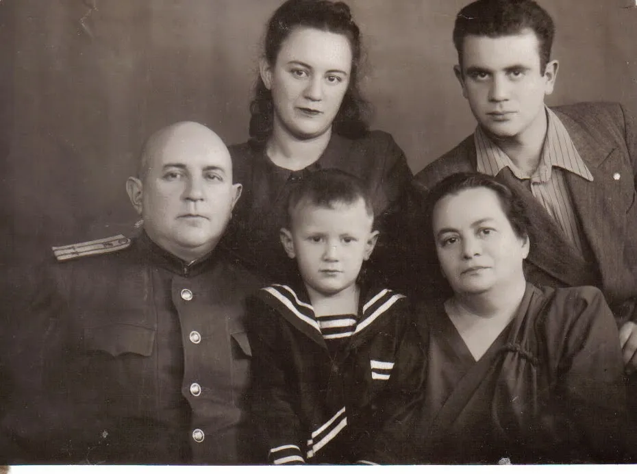Слева - направо дядя Боря , дочь Мура , сын Витя , сидят внук Женя , тётя Соня
