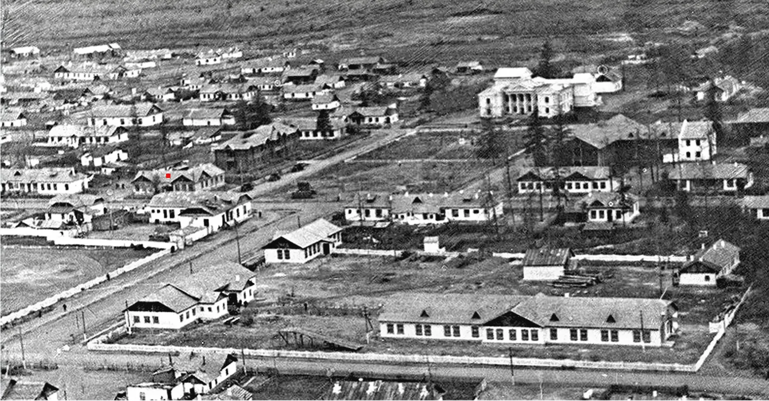 Der Ort Seymchan in den 1950er Jahren, mit einem roten Punkt markiert ist das Krankenhaus-Poliklinik, in dem V. O. Mokhnach gearbeitet hat (Foto aus dem Archiv von Ivan Panikarov).