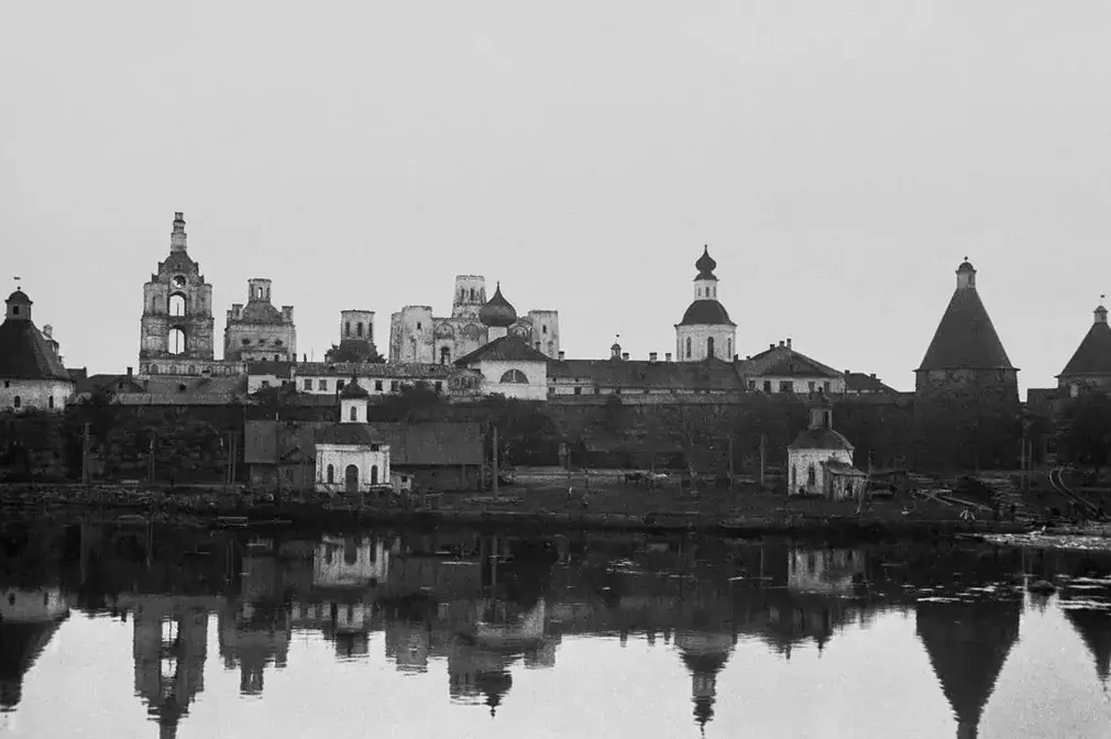 Соловки. Вид с Сельдяного мыса на Кремль после пожара в июне 1932