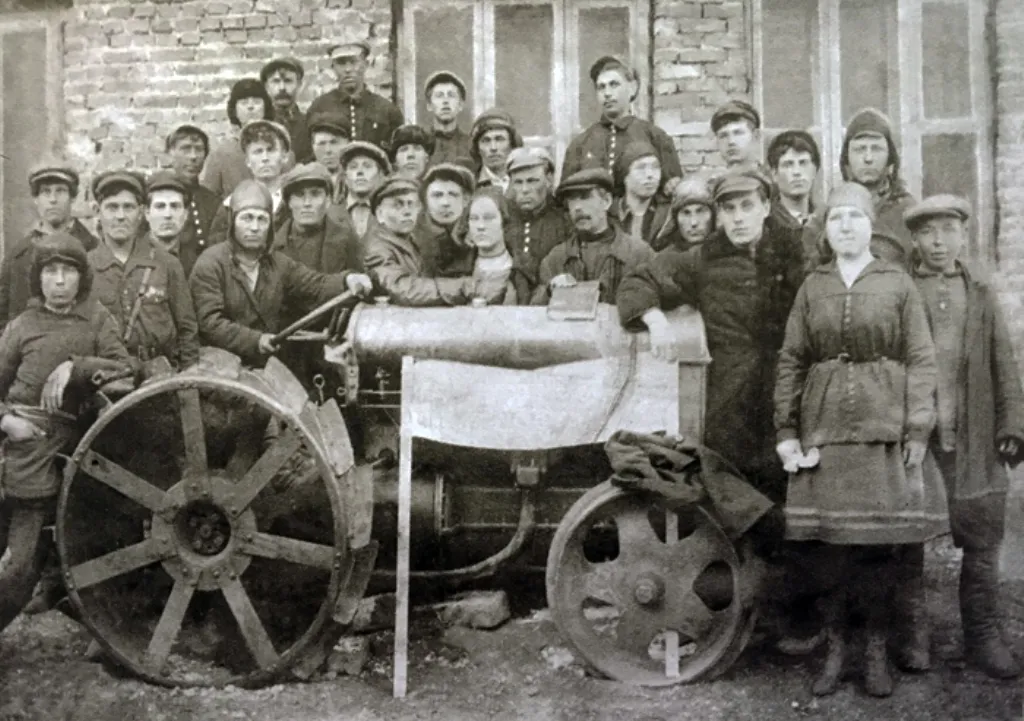 Групповое фото трактористов машино-тракторной станции в Сростках. 1932 год.  В верхнем ряду третий справа - М.Л.Шукшин (фото из музея В.Шукшина в Сростках)