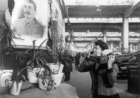 В инструментальном цехе 1-го шарикоподшипникового завода им. Кагановича после извещения по радио о смерти И.В.Сталина. Москва. 6 марта 1953 г. РГАКФД. № А-6120.