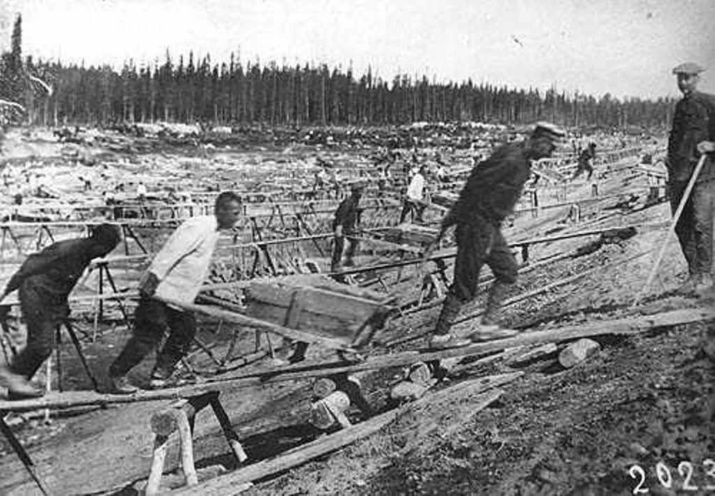 Тачечник, прикованный к тачке, — это эмблема каторжного Сахалина. Но Сахалин не Колыма. Около острова Сахалин теплое течение Куросио. Там теплее, чем в Магадане, чем на побережье, тридцать-сорок градусов, зимой снег, летом всегда дождь. Но золото не в Магадане.