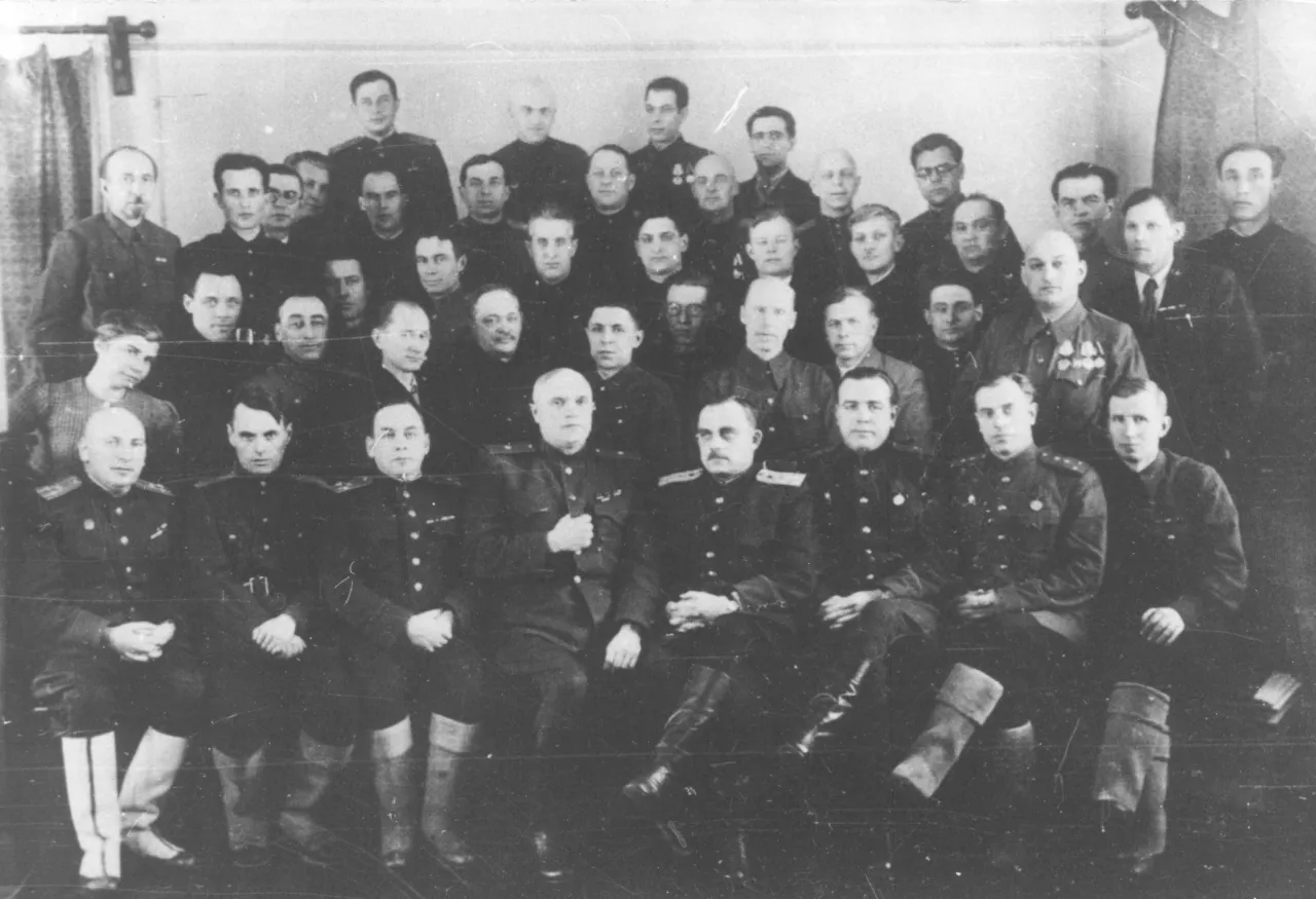 Руководство Тагиллага. Внизу, в центре – начальник ИТЛ М.М. Царевский. Фото 1943.