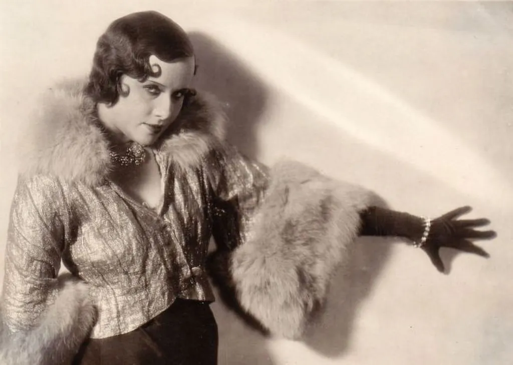 Токарская Валентина Георгиевна, актриса, год рождения — 1906. Арестована в ноябре 1945 г. (ст. 58-3; срок — 4 года), места заключения — Вологда (пересыльная тюрьма), Воркутлаг; освобождена 13 ноября 1949 г.