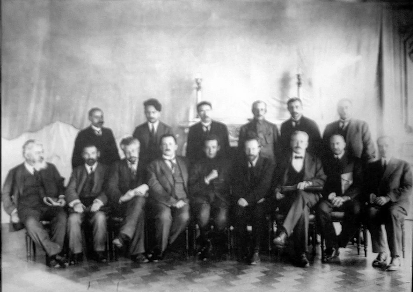 Второе коалиционное Временное правительство России (1917). Слева направо (сидят): И. Н. Ефремов, С. В. Пешехонов, В. М. Чернов, Н. В. Некрасов, А. Ф. Керенский, Н. В. Авксеньев, А. М. Никитин, С. Ф. Ольденбург, Ф. Ф. Кокошкин. Слева направо (стоят): А. С. Зарудный, М. И. Скобелев, С. Н. Прокопович, Б. В. Савинков, А. В. Карташёв, П. П. Юренев