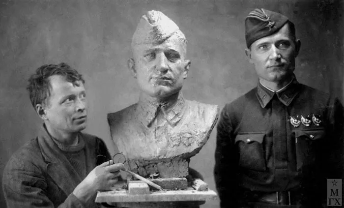 Анатолий Григорьев (1903–1986). Арестован в апреле 1948 году, осужден на восемь лет исправительно-трудовых лагерей. Реабилитирован в 1954 году. На фото: Анатолий Григорьев работает над скульптурным портретом летчика Николая Арсенина. Московский фронт. 1942. Источник: maslovka.org