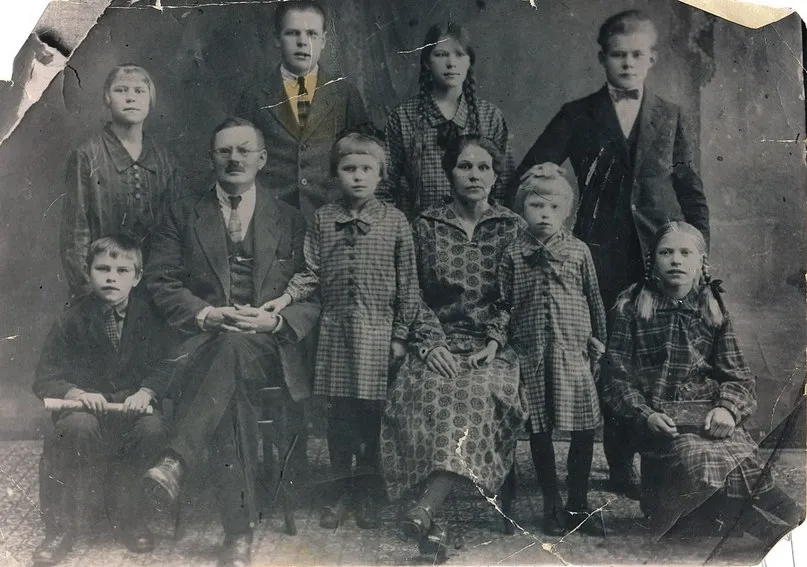 Осипов Яков Васильевич (1888-1938), бухгалтер Тихвинского леспромхоза с семьей