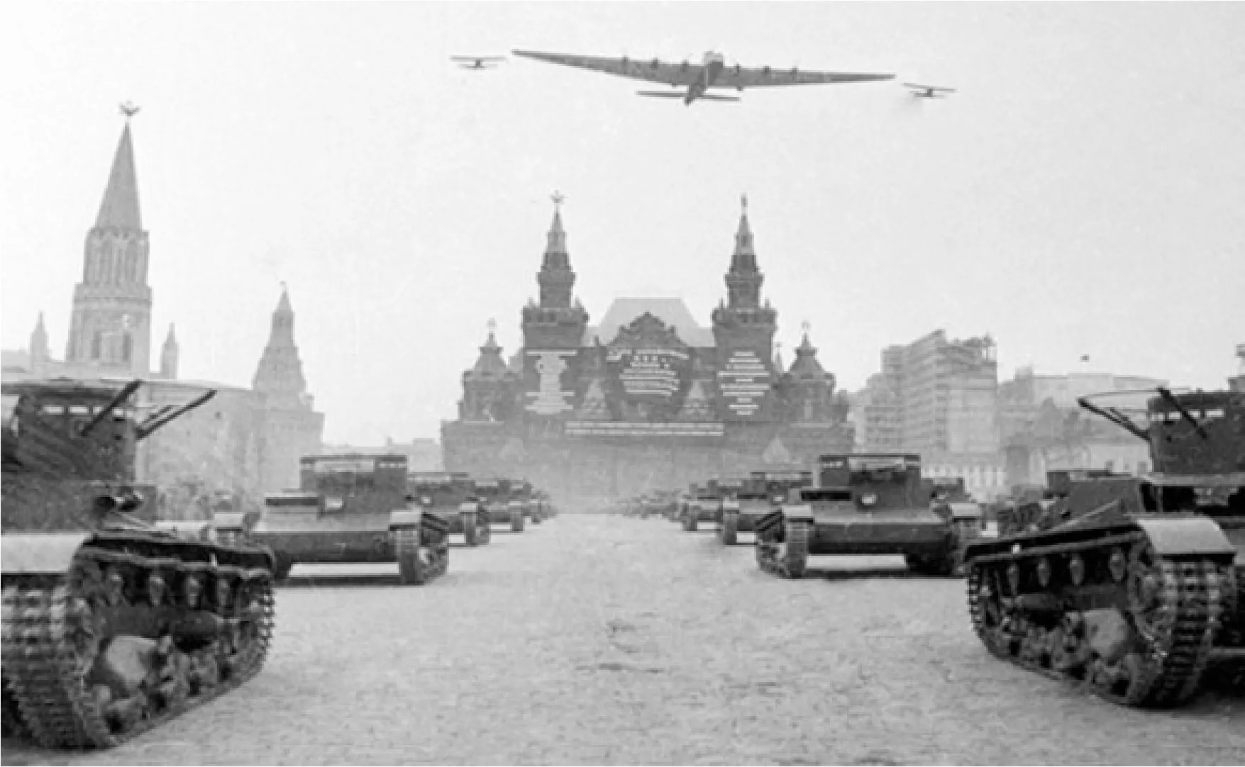 Самолёт - гигант «Максим Горький» на параде над Красной площадью