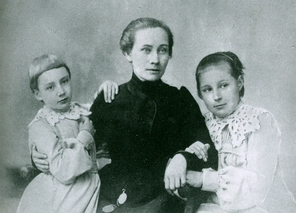 Анастасия Цветаева, Александра Ивановна Доброхотова, Марина Цветаева. 1903.