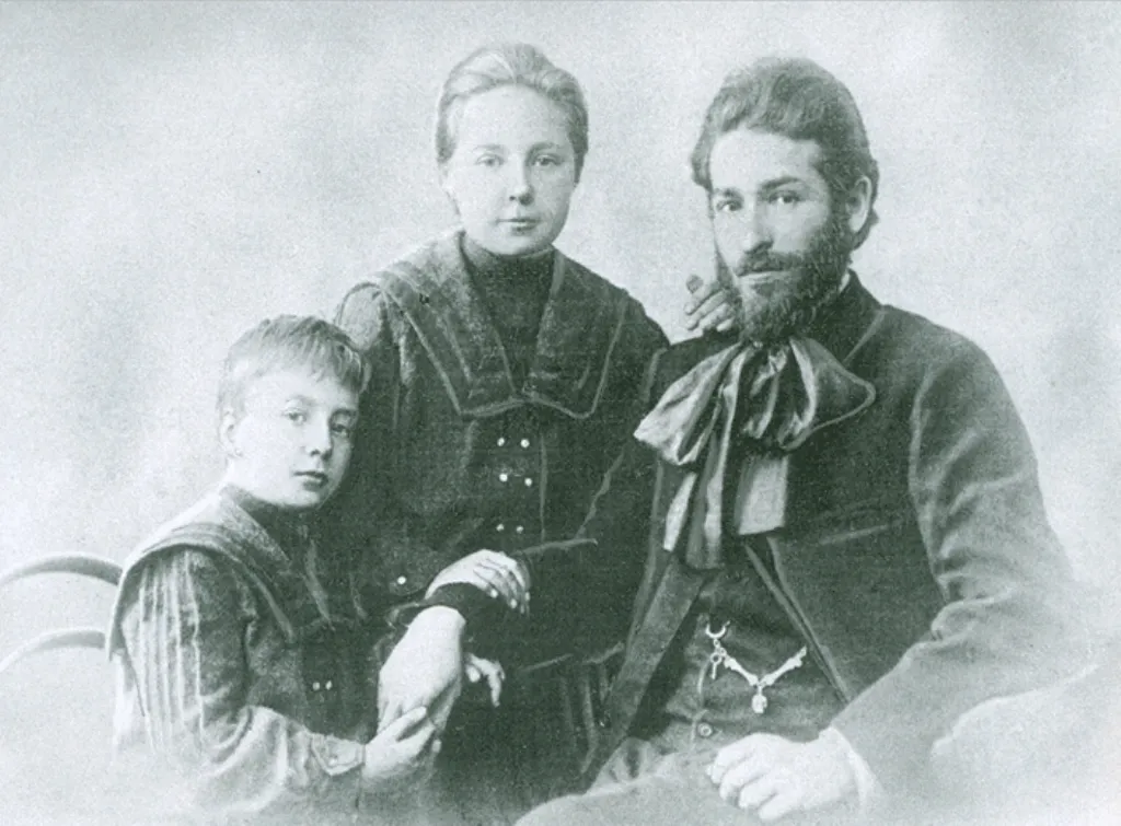 Слева направо: Анастасия Цветаева, Марина Цветаева, Владислав Александрович Кобылянский. 1903.