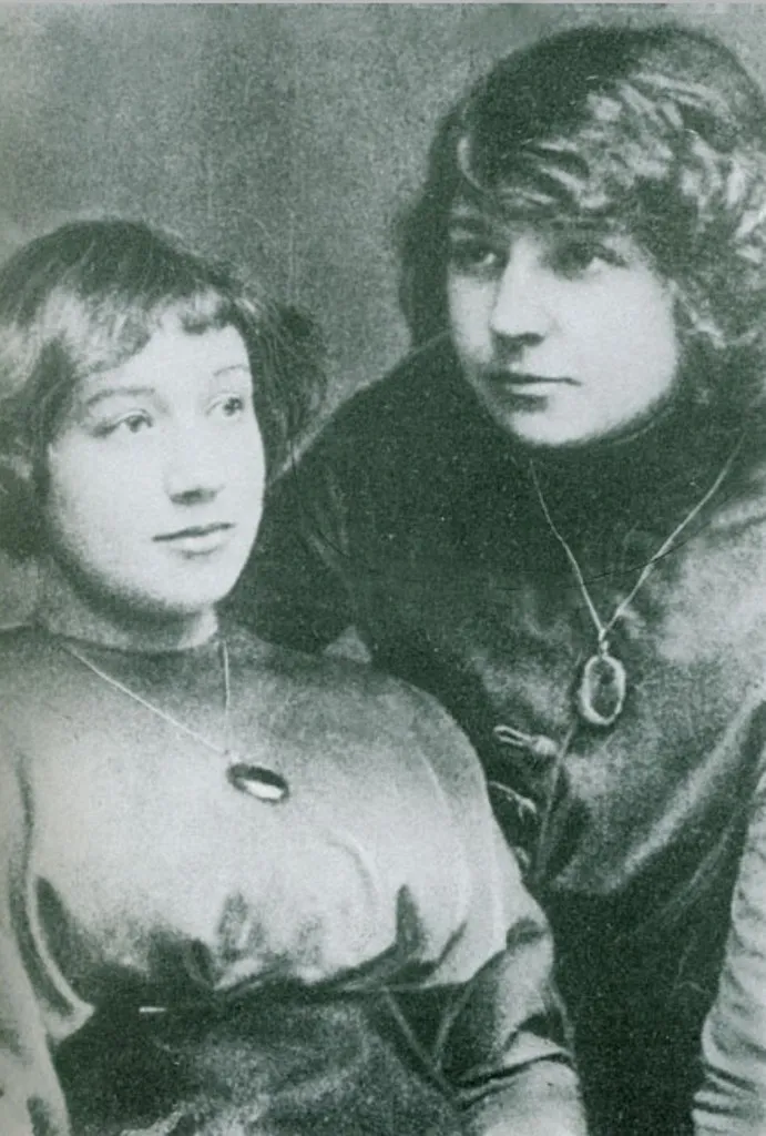 Анастасия (слева) и Марина Цветаевы.