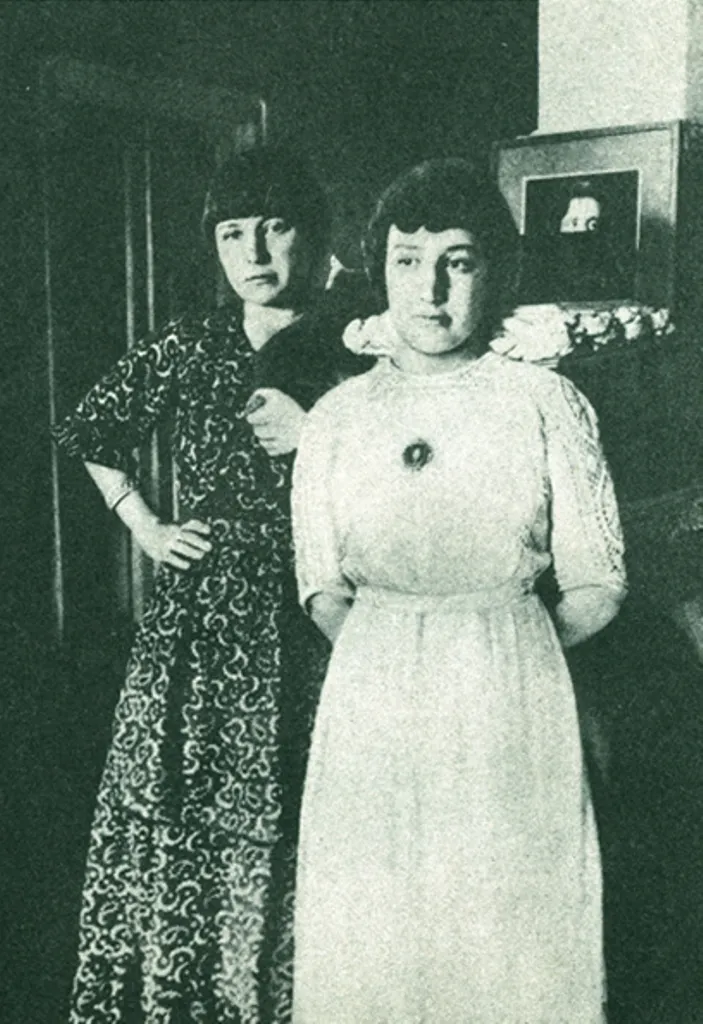 Марина (слева) и Анастасия Цветаевы. Феодосия, 1914.
